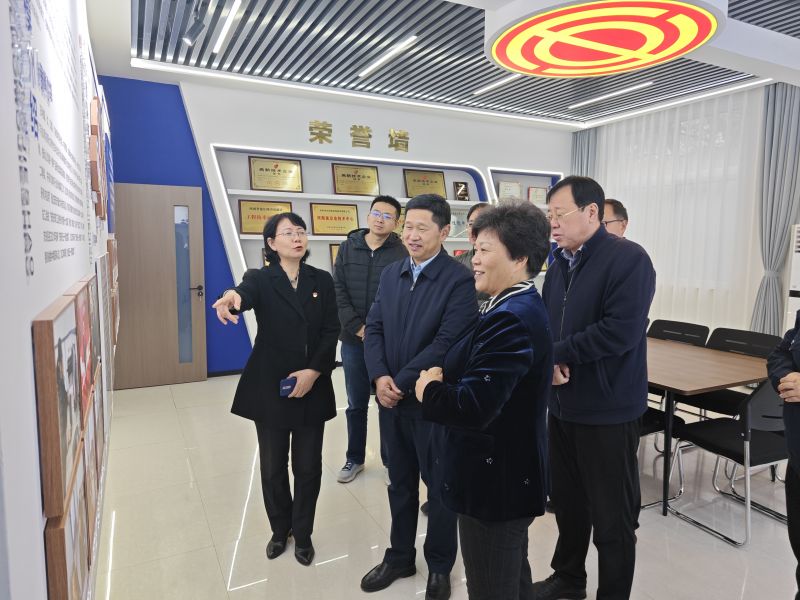 看屄网2025年05月09日上午 安阳市人大常委会副主任、市总工会党组书记、主席夏军一行莅临华阳电磁铁参观调研；对公司2023年全国五一劳动奖章获得者汪利娜慰问，并听取劳模工作室相关情况汇报